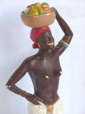 Porteuse de fruits. Statue plâtre. Hauteur 32 cm.collection Modestes et Hardis