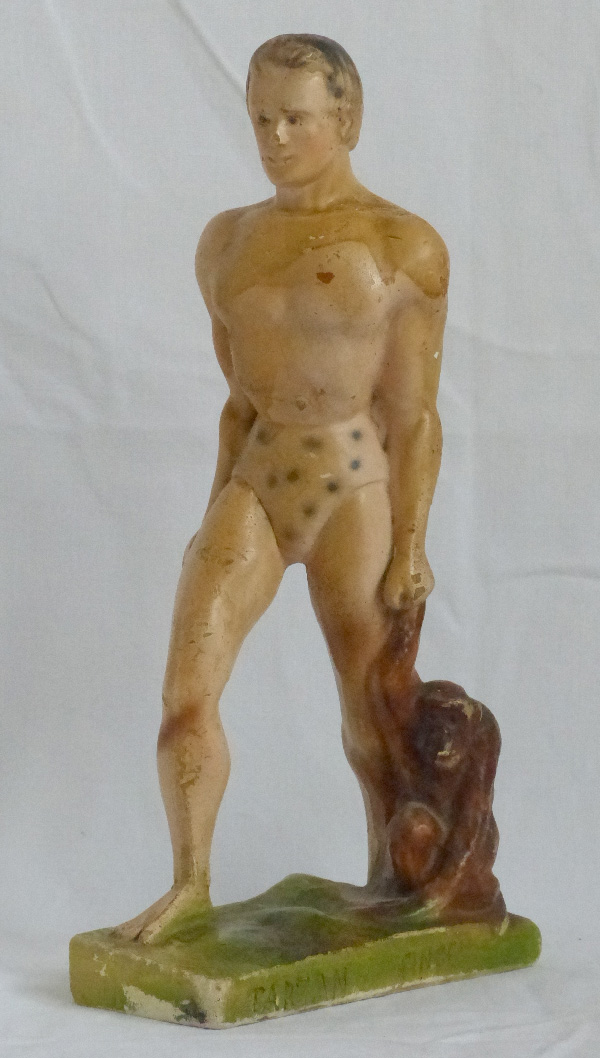 Tarzan au singe Statue plâtre. Hauteur 30 cm.Collection Modestes et Hardis