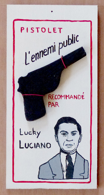 Laurent Jacquy. Lucky Luciano. Série l’ennemi public. Acrylique sur carton et pistolet en bois. Art modeste. Art singulier.