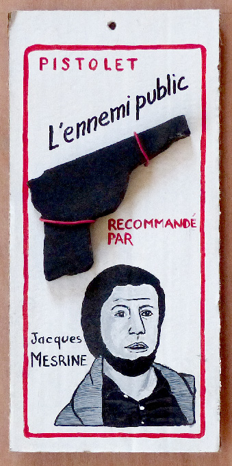 Laurent Jacquy. Jacques Mesrine. Série l’ennemi public. Acrylique sur carton et pistolet en bois. Art modeste. Art singulier.
