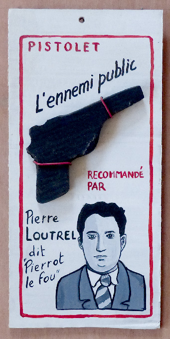 Laurent Jacquy. Pierre Lourel dit Pierrot le fou. Série l’ennemi public. Acrylique sur carton et pistolet en bois. Art modeste. Art singulier.