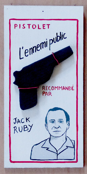 <Laurent Jacquy. Série L'Ennemi Public .Acrylique sur carton et pistolet en bois.