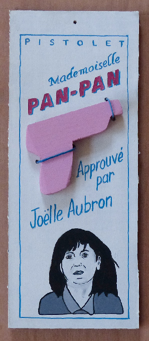 Laurent Jacquy. Joel Aubron. Série Mademoiselle Pan-Pan. Acrylique sur carton et pistolet en bois. Art modeste. Art singulier.